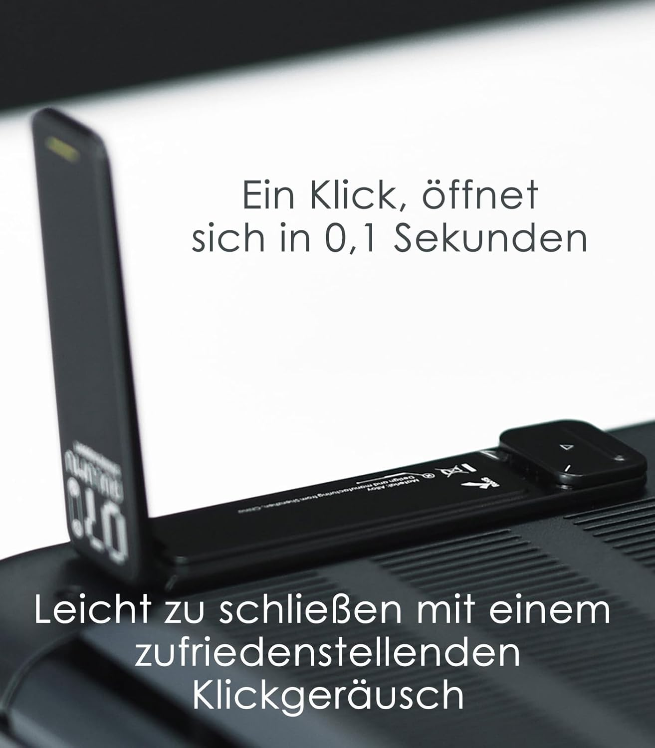 Ein schwarzes Gerät öffnet sich schnell mit einem Klickgeräusch.
