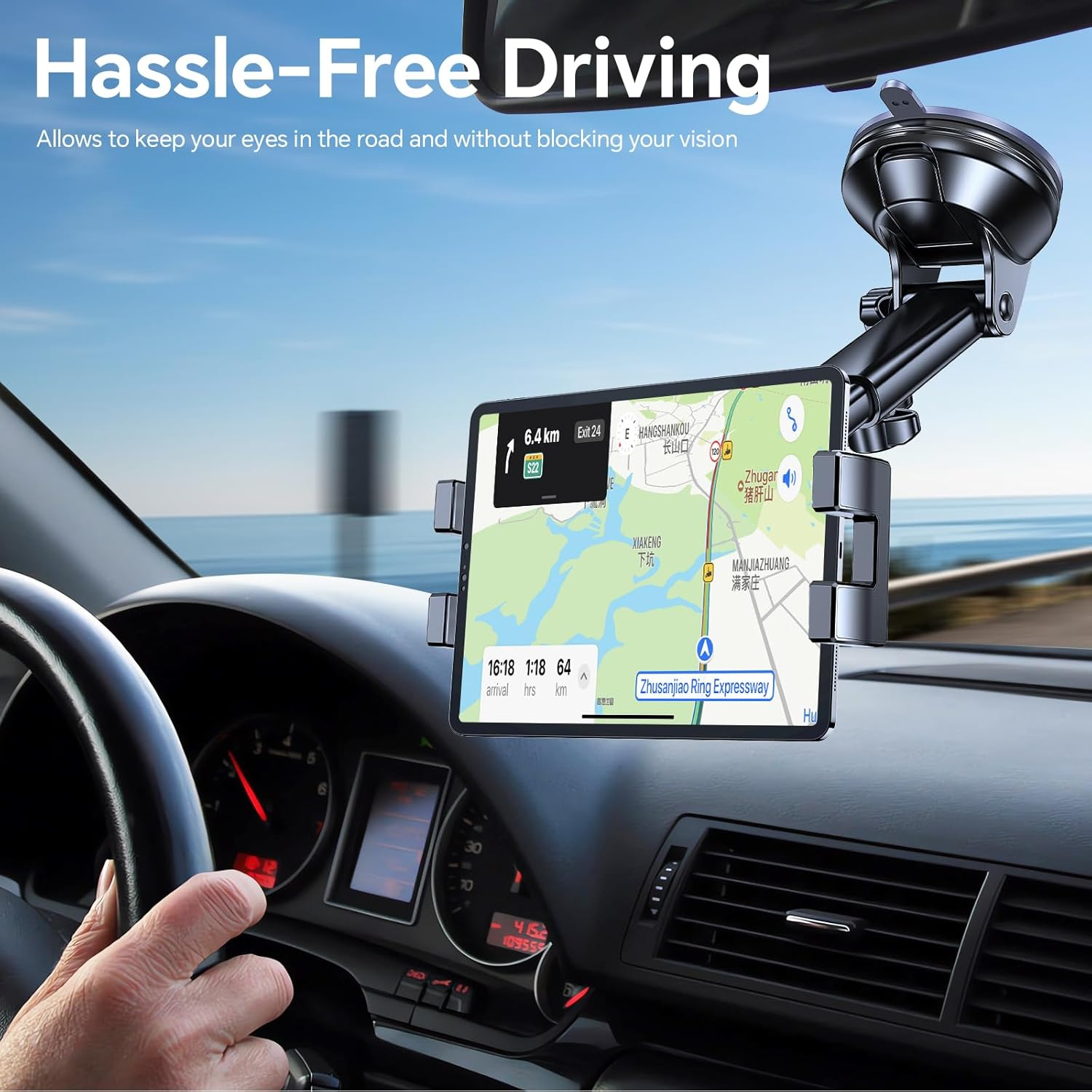 Ein Handyhalter mit Navi im Auto, Blick auf das Armaturenbrett und die Straße.