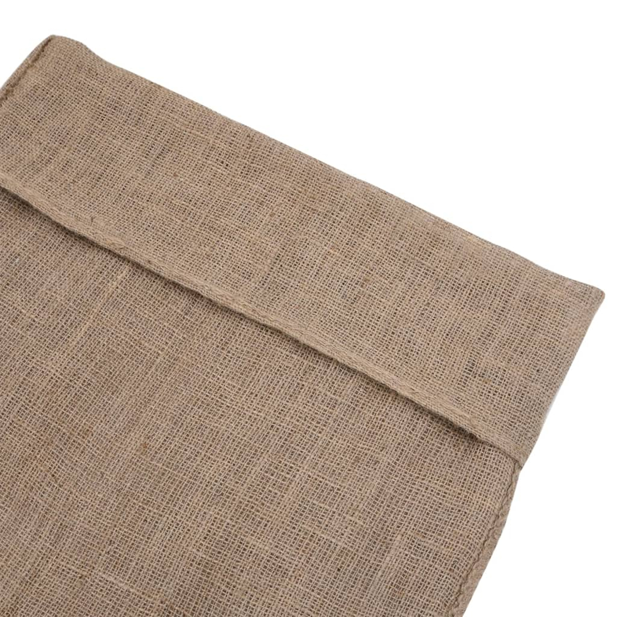 Nahaufnahme von grobem, braunem Jute-Gewebe mit einer gefalteten Kante.