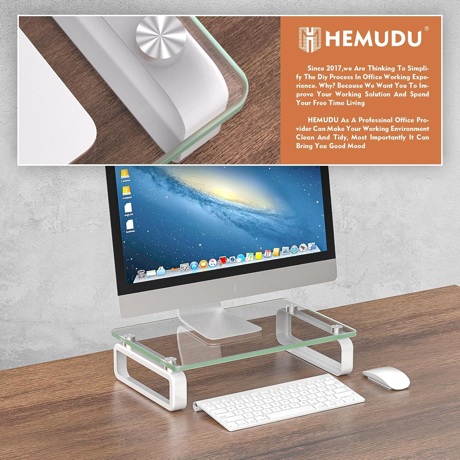 Ein moderner Computerarbeitsplatz mit Glas-Monitorständer, Tastatur und Maus.