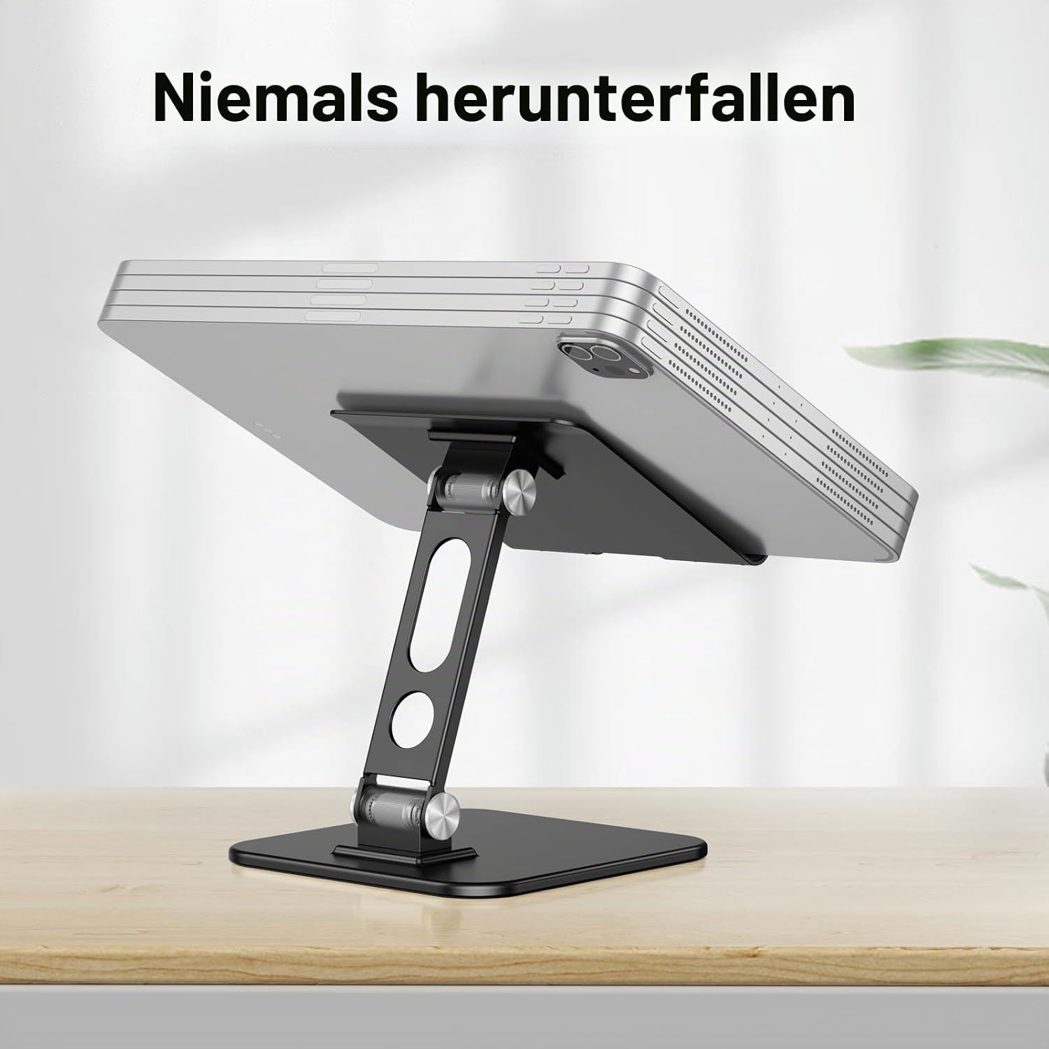 Ein Tablet auf einem schwarzen Ständer auf einem Holztisch.