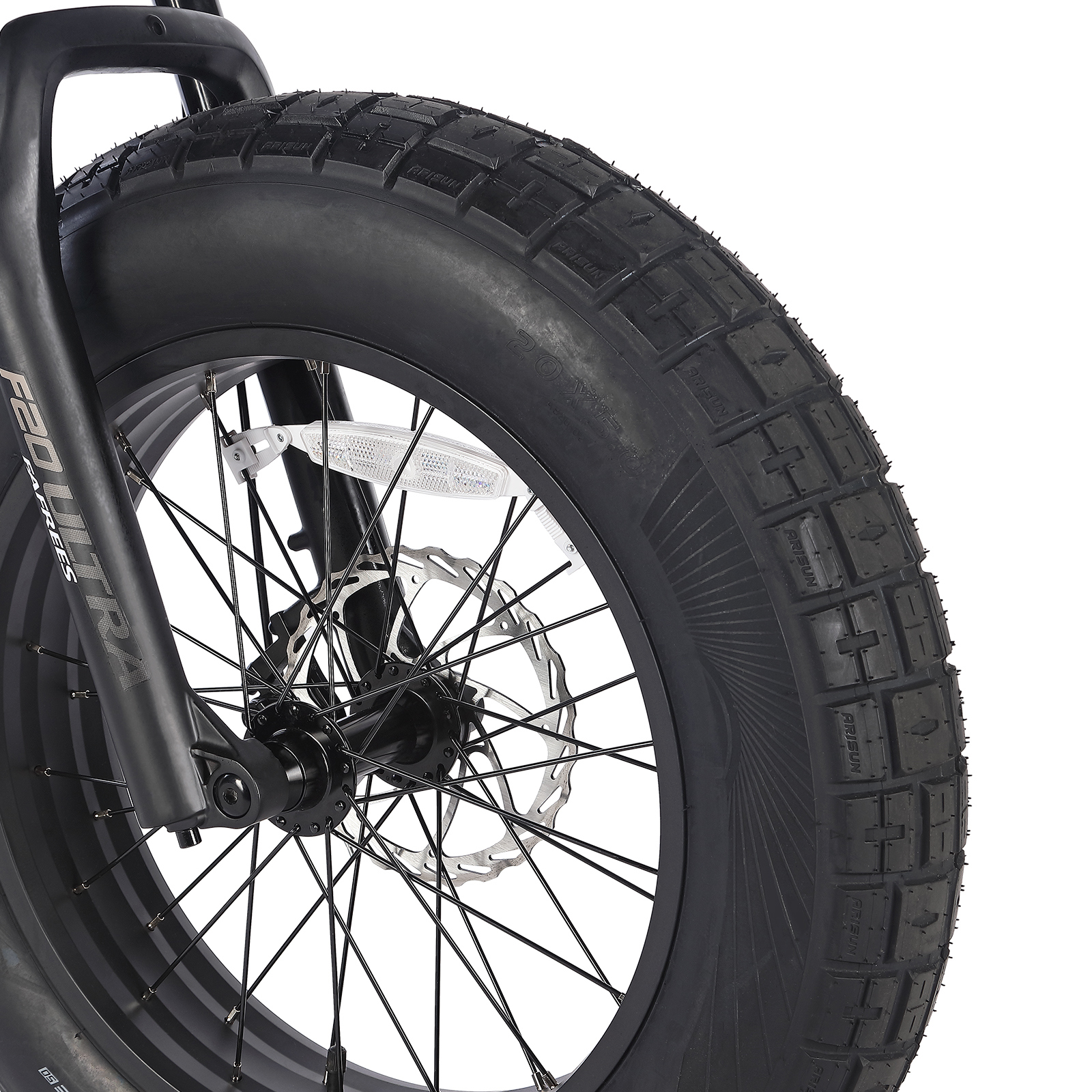 Primer plano de una rueda de bicicleta con llanta, radios, freno de disco y horquilla.