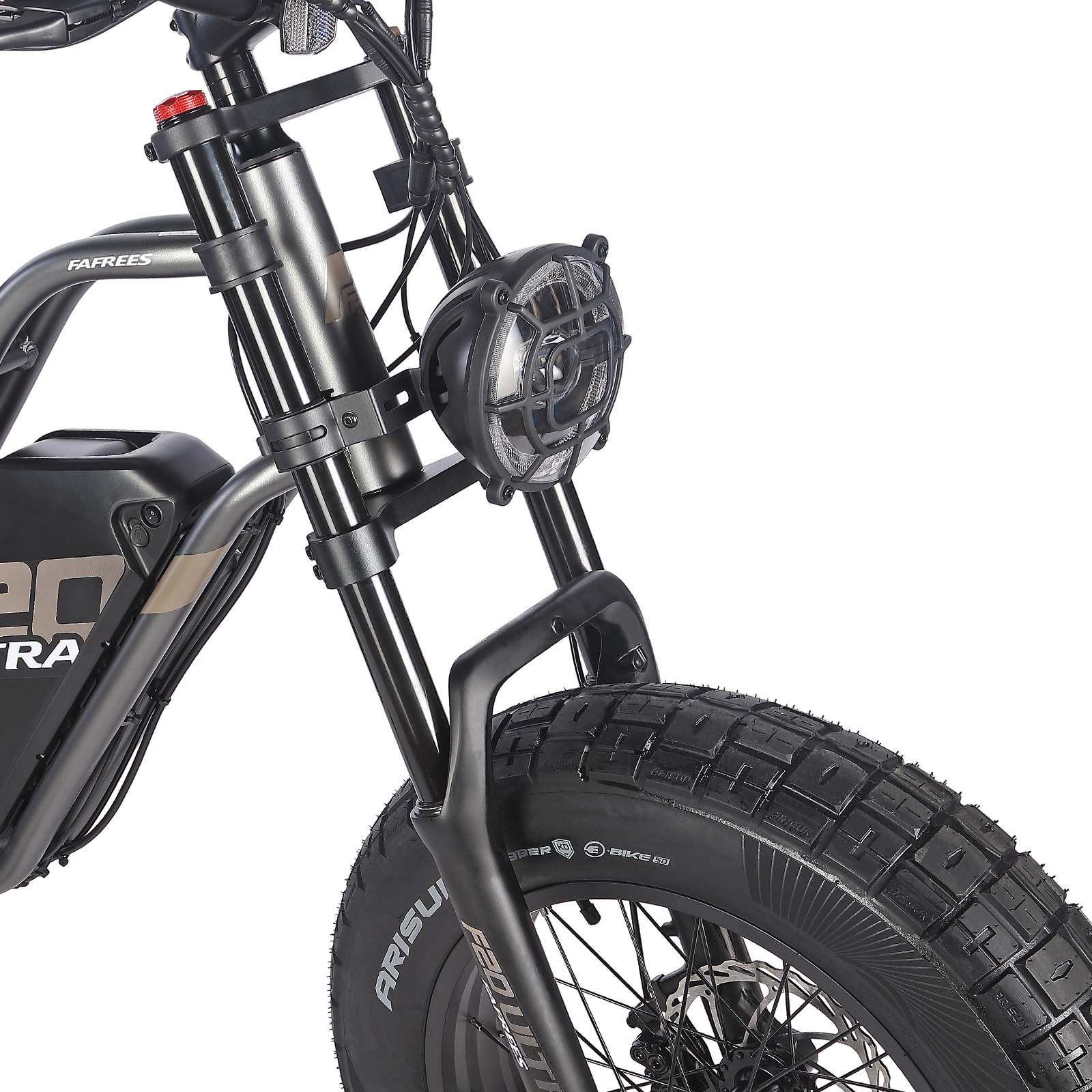 Vista frontal de una e-bike con neumático ancho, horquilla de suspensión y faro redondo.