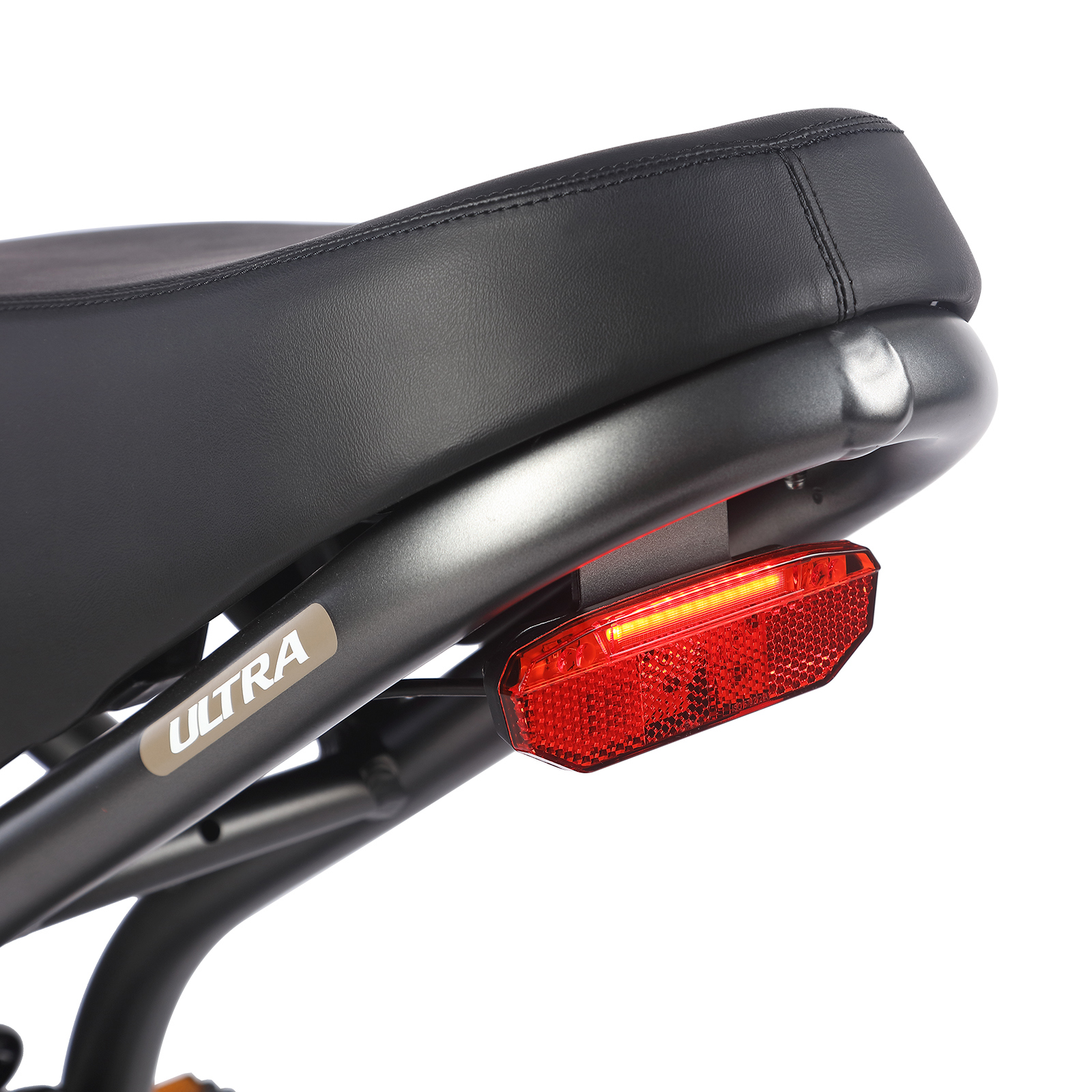 Un asiento de bicicleta negro con luz trasera roja y marca 'ULTRA'.