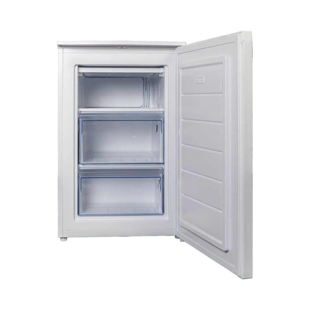 Un congelatore verticale bianco con la porta aperta, mostrando tre scomparti.
