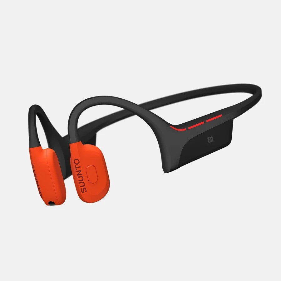 Un auricolare sportivo Suunto nero e arancione con accenti rossi.