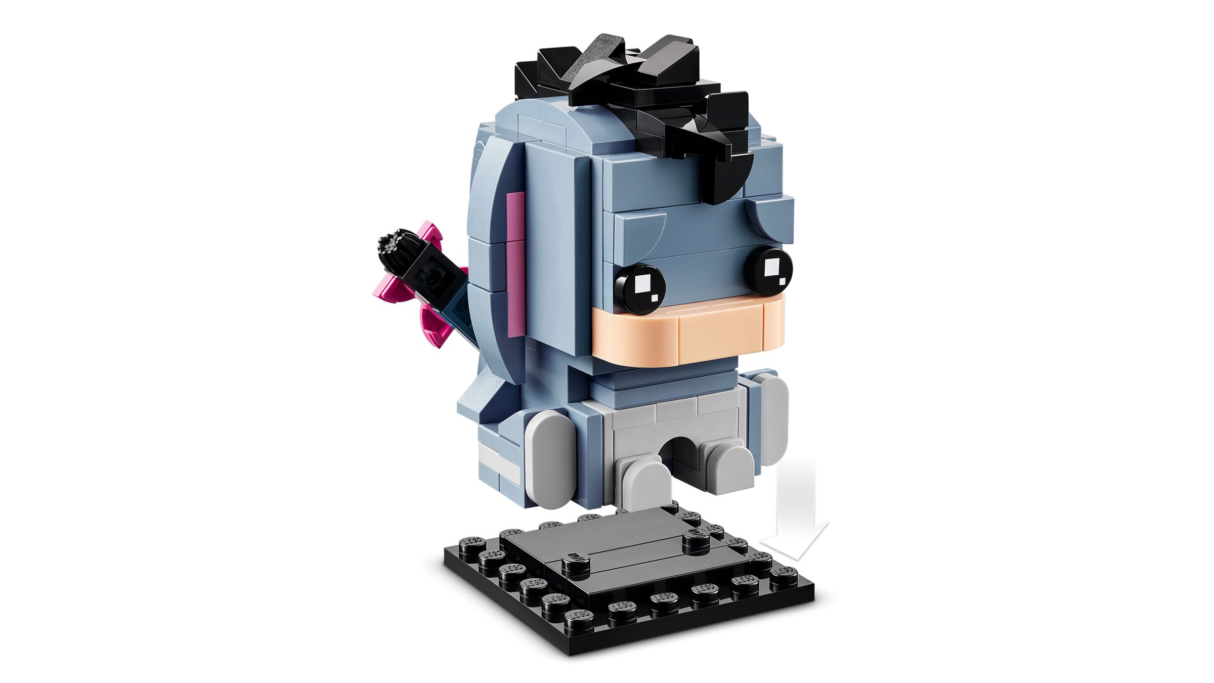 Siyah yeleli ve pembe kuyruklu gri Lego eşek, siyah taban üzerinde.