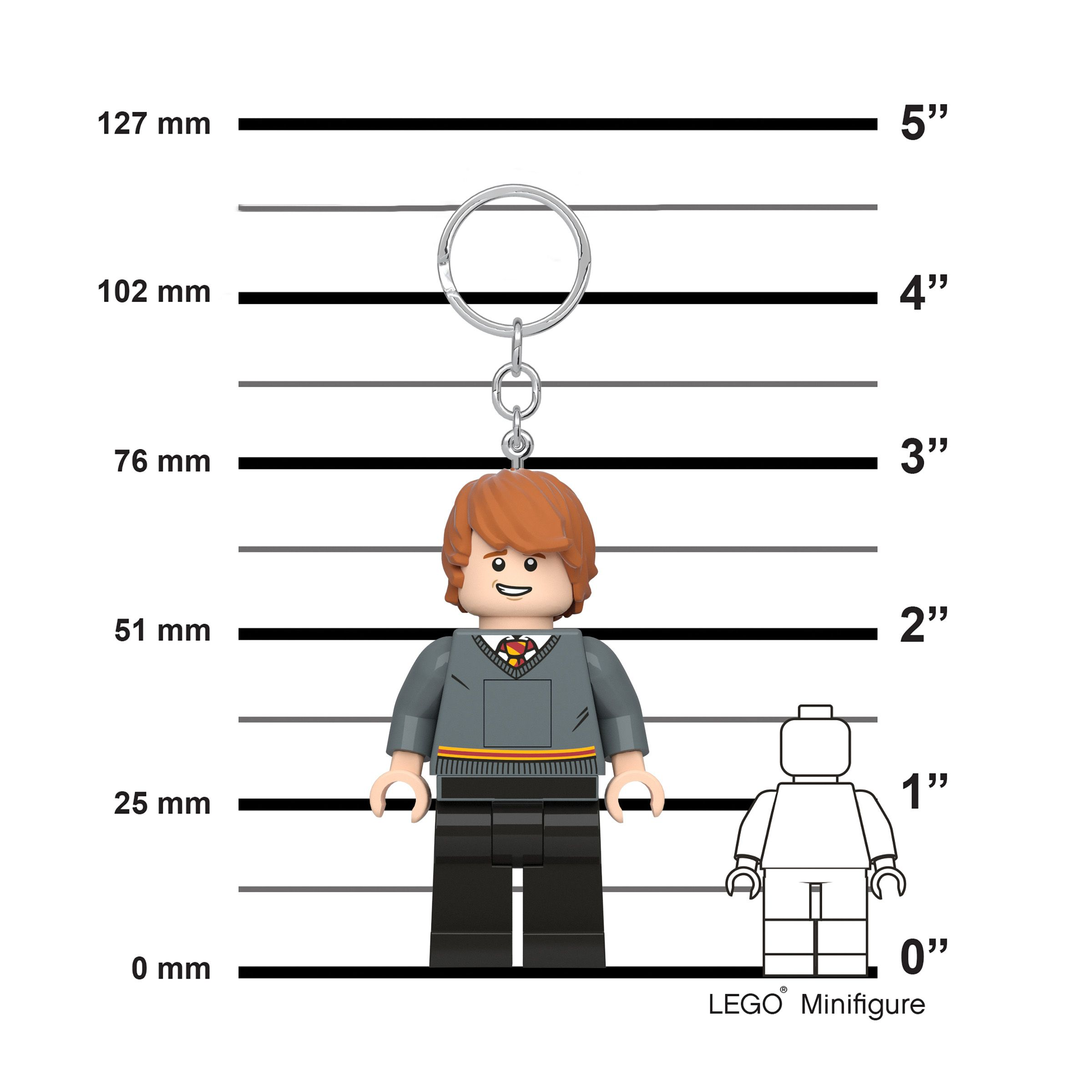 Llavero de minifigura Lego con pelo naranja, suéter gris, corbata, en una tabla de altura.