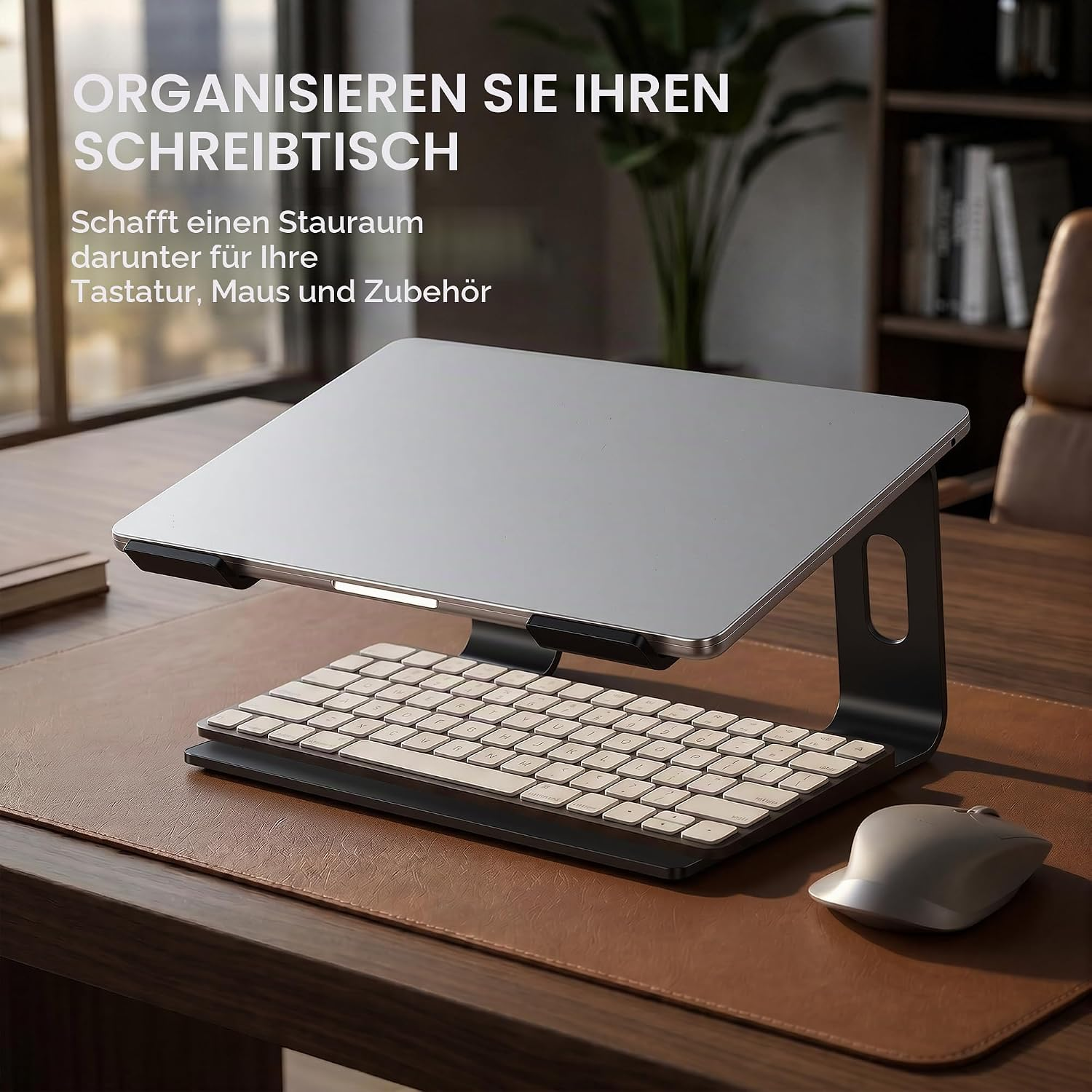 Ein Laptopständer mit Tastatur und Maus auf einem Schreibtisch.