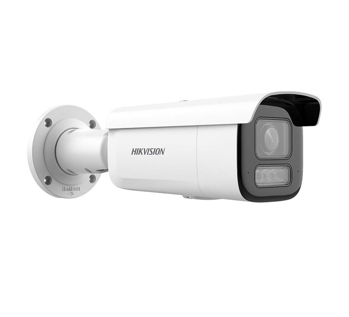 Duvara monte edilmiş, siyah önlü beyaz bir Hikvision güvenlik kamerası.