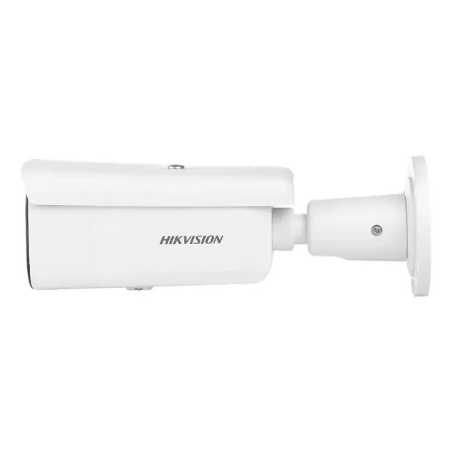 Silindirik gövdeli ve montaj braketli beyaz bir Hikvision güvenlik kamerası.