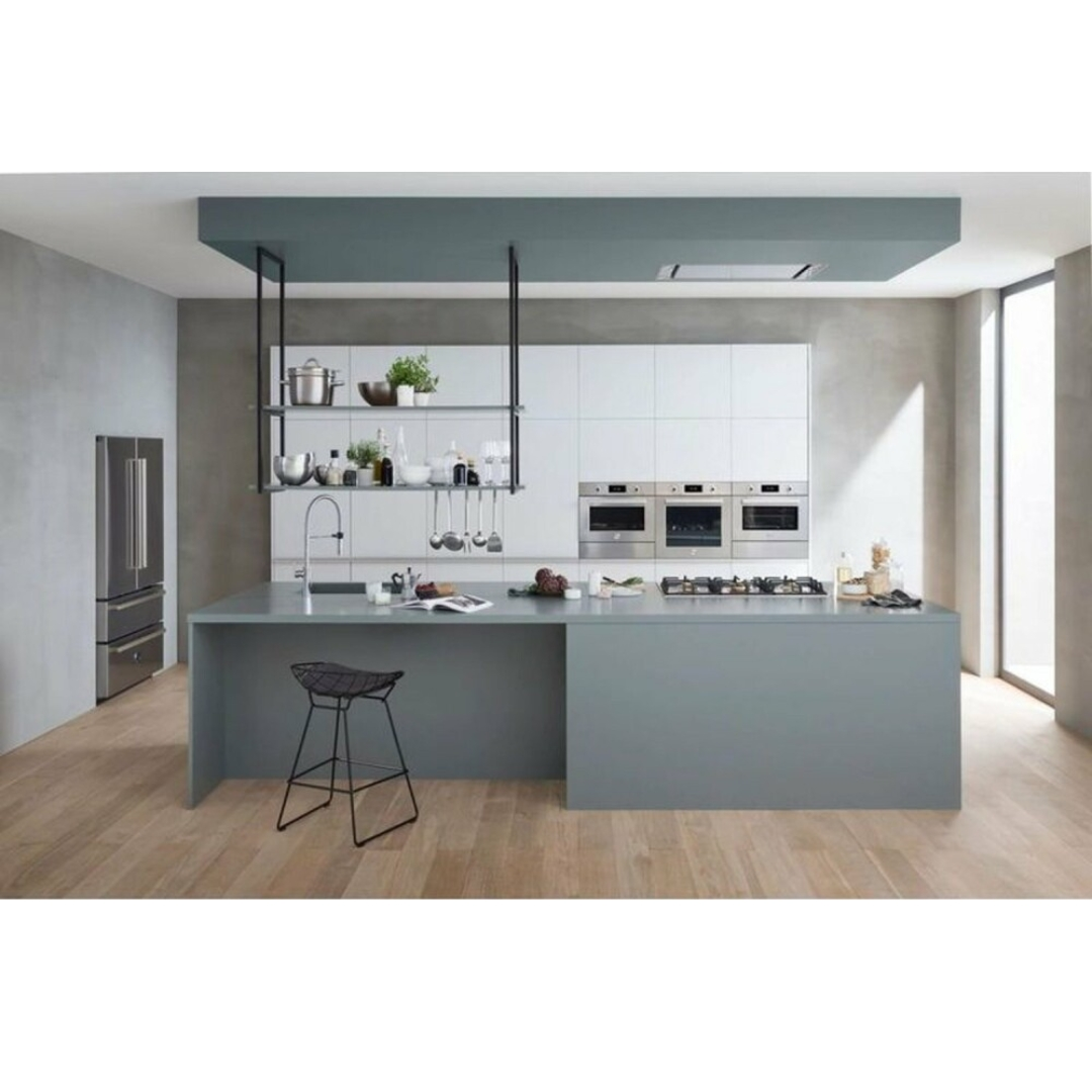 Moderna isola cucina grigia con elettrodomestici, lavello e sgabello. Frigorifero in acciaio inox.