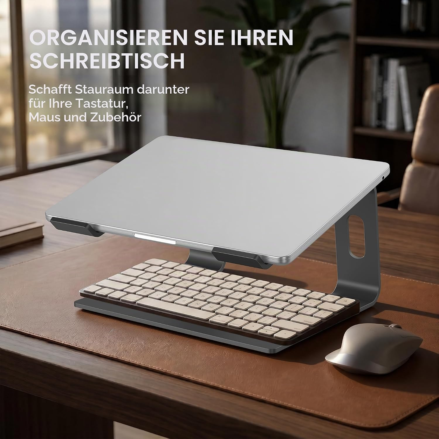 Ein Laptopständer mit Tastatur und Maus auf einem Schreibtisch.