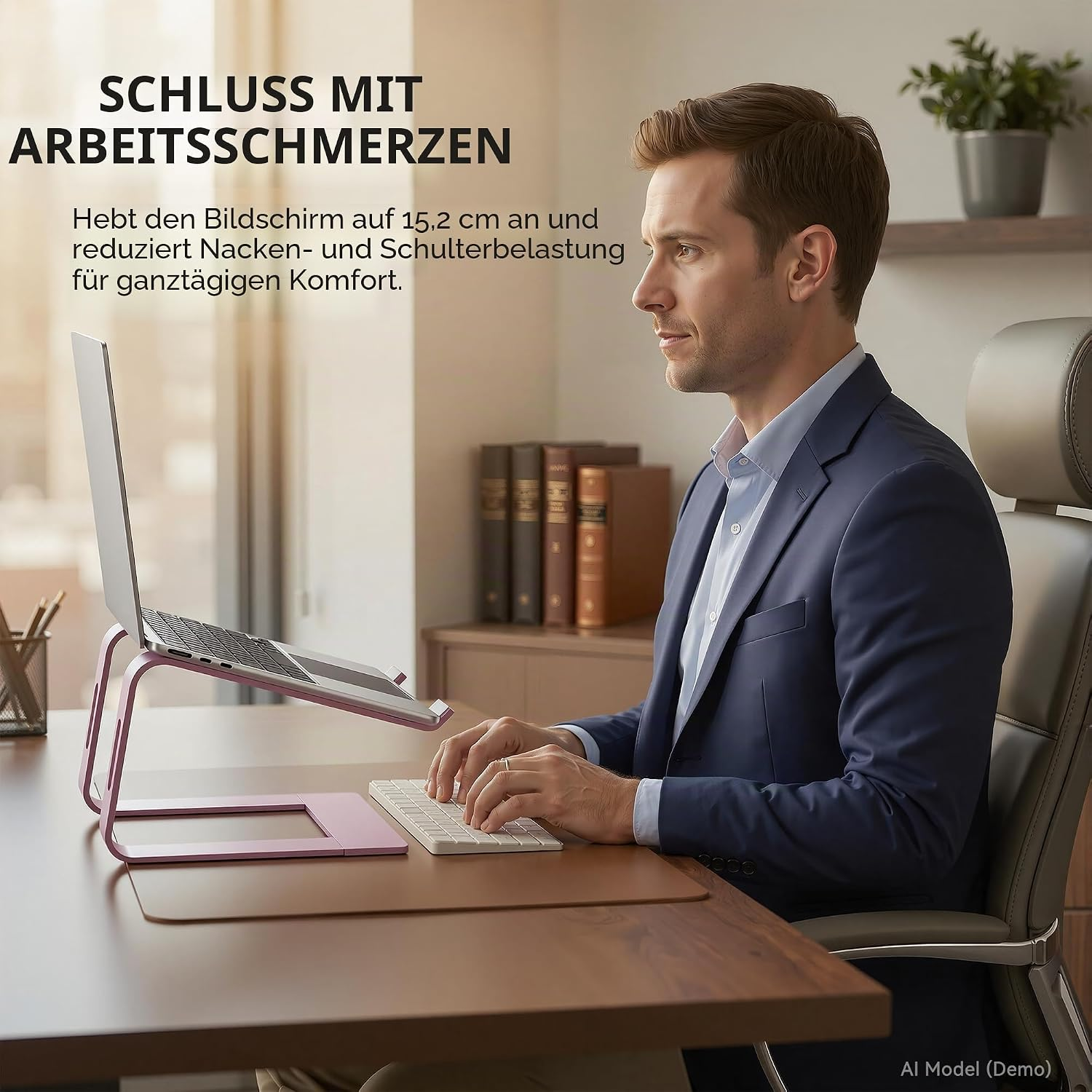 Mann im Anzug nutzt Laptop auf einem Ständer, sitzt am Schreibtisch.
