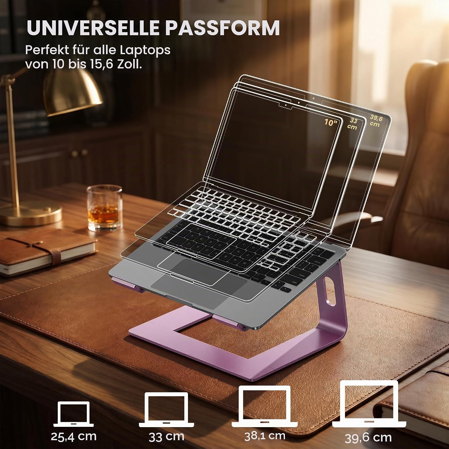 Ein violetter Laptopständer hält einen Laptop über einer Ledermatte auf einem Schreibtisch.