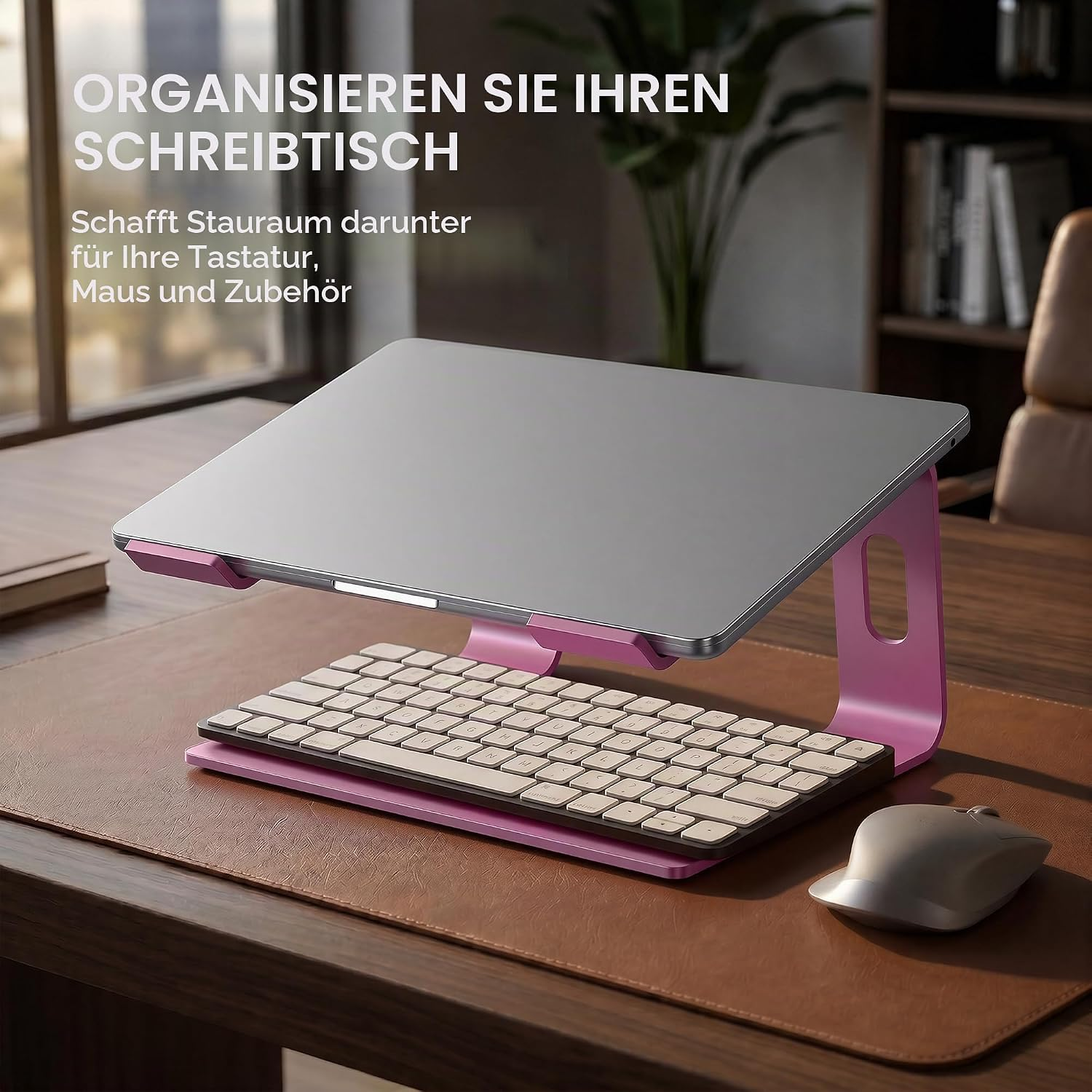 Ein rosa Laptopständer hält einen Laptop über einer Tastatur und Maus auf einem Schreibtisch.