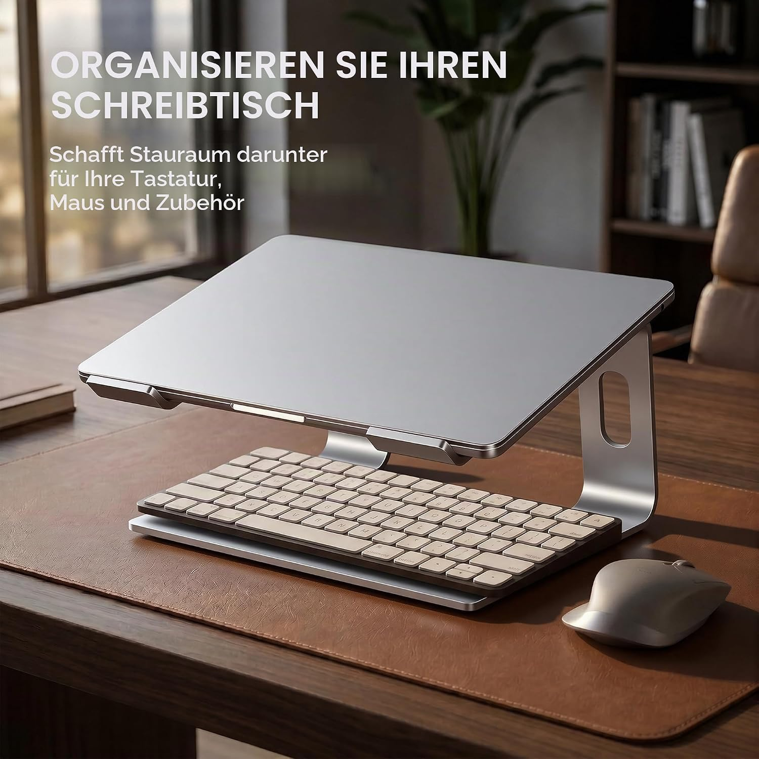 Ein Laptopständer mit Tastatur und Maus auf einem Schreibtisch.