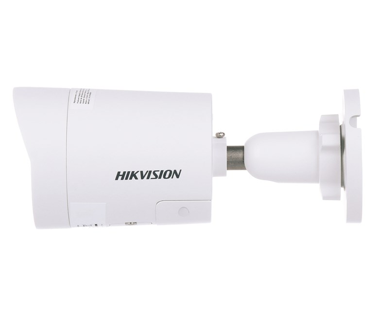 Beyaz bir Hikvision gvenlik kamerasi, beyaz bir brakete monte edilmitir.