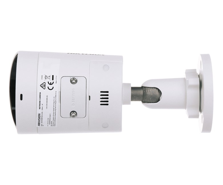 Gümüş eklemli kollu ve montaj plakalı beyaz Hikvision ağ kamerası.