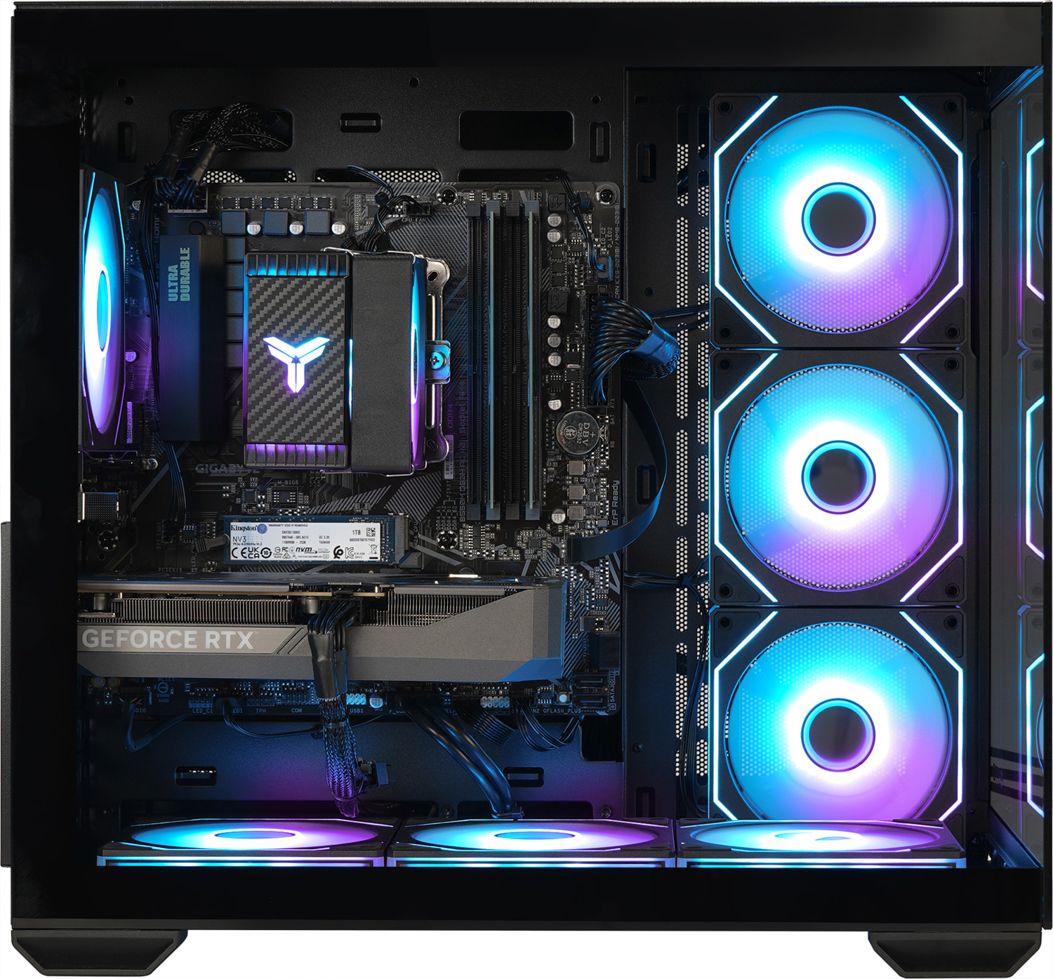 Ein offener PC mit RGB-Lüftern, Grafikkarte und Motherboard.