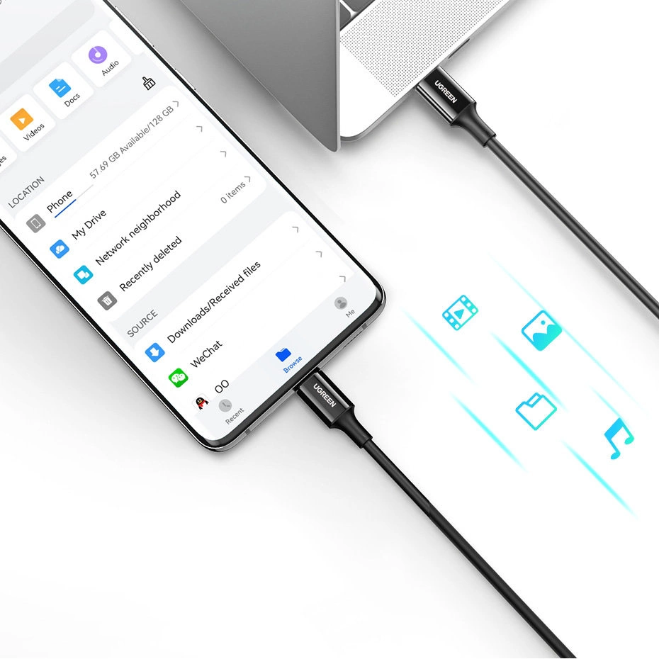 Czarny kabel USB łączy smartfon z laptopem.