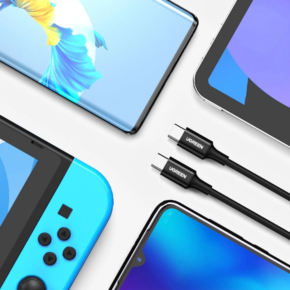 Niebieska konsola do gier, dwa smartfony i tablet są wyświetlane z dwoma czarnymi kablami USB-C UGREEN.
