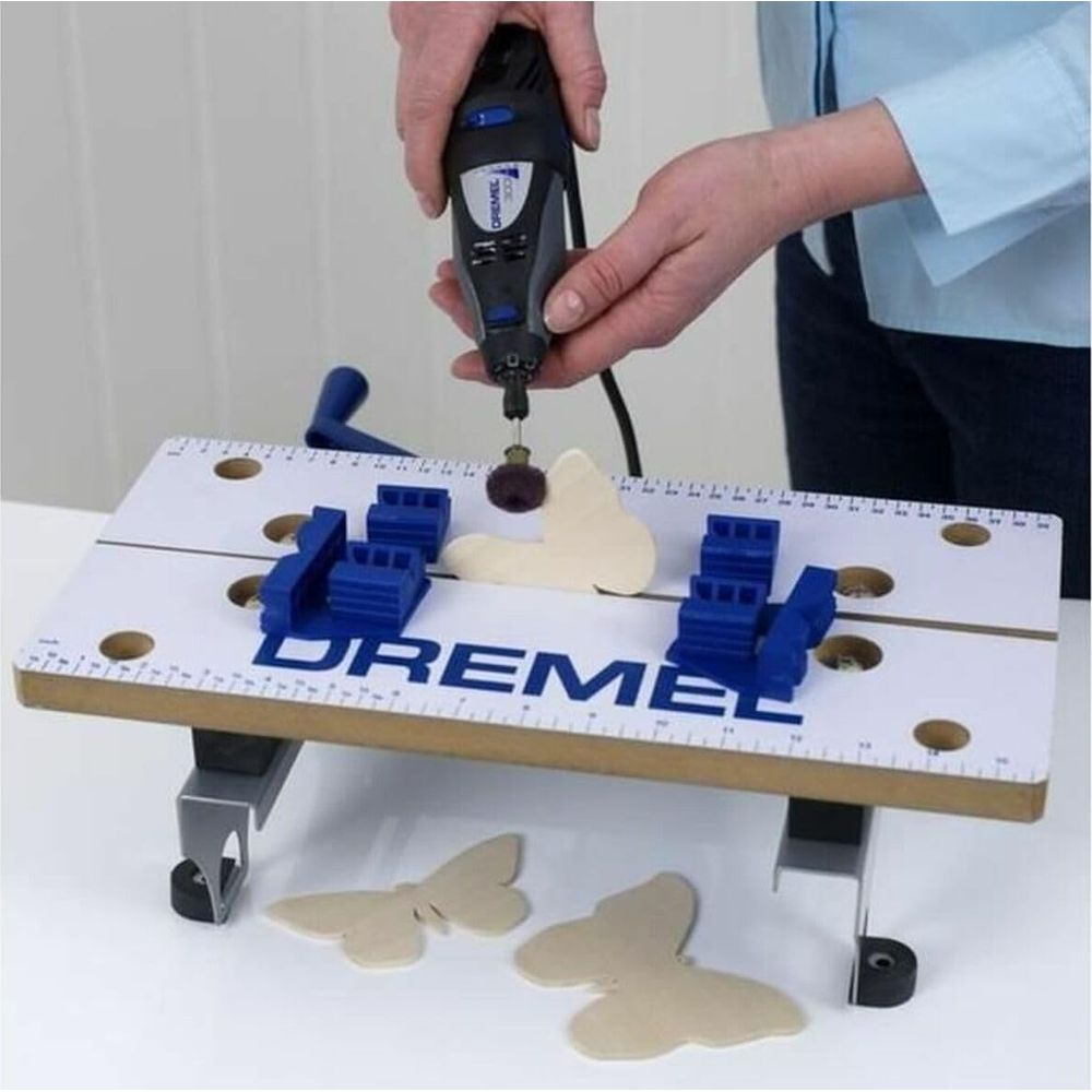 Ein Dremel-Werkzeug wird benutzt, um ein Holzschmetterlingsmodell zu bearbeiten.