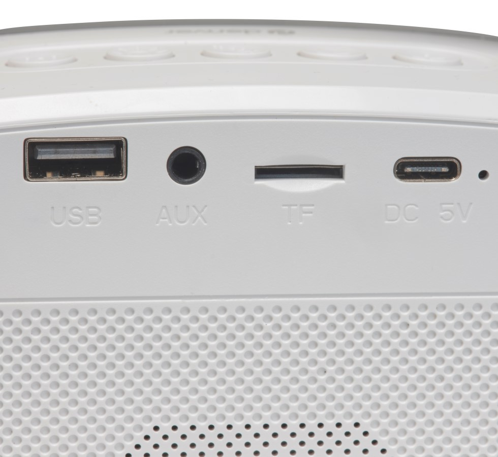 Primo piano delle porte su un dispositivo bianco: USB, AUX, TF e DC 5V.