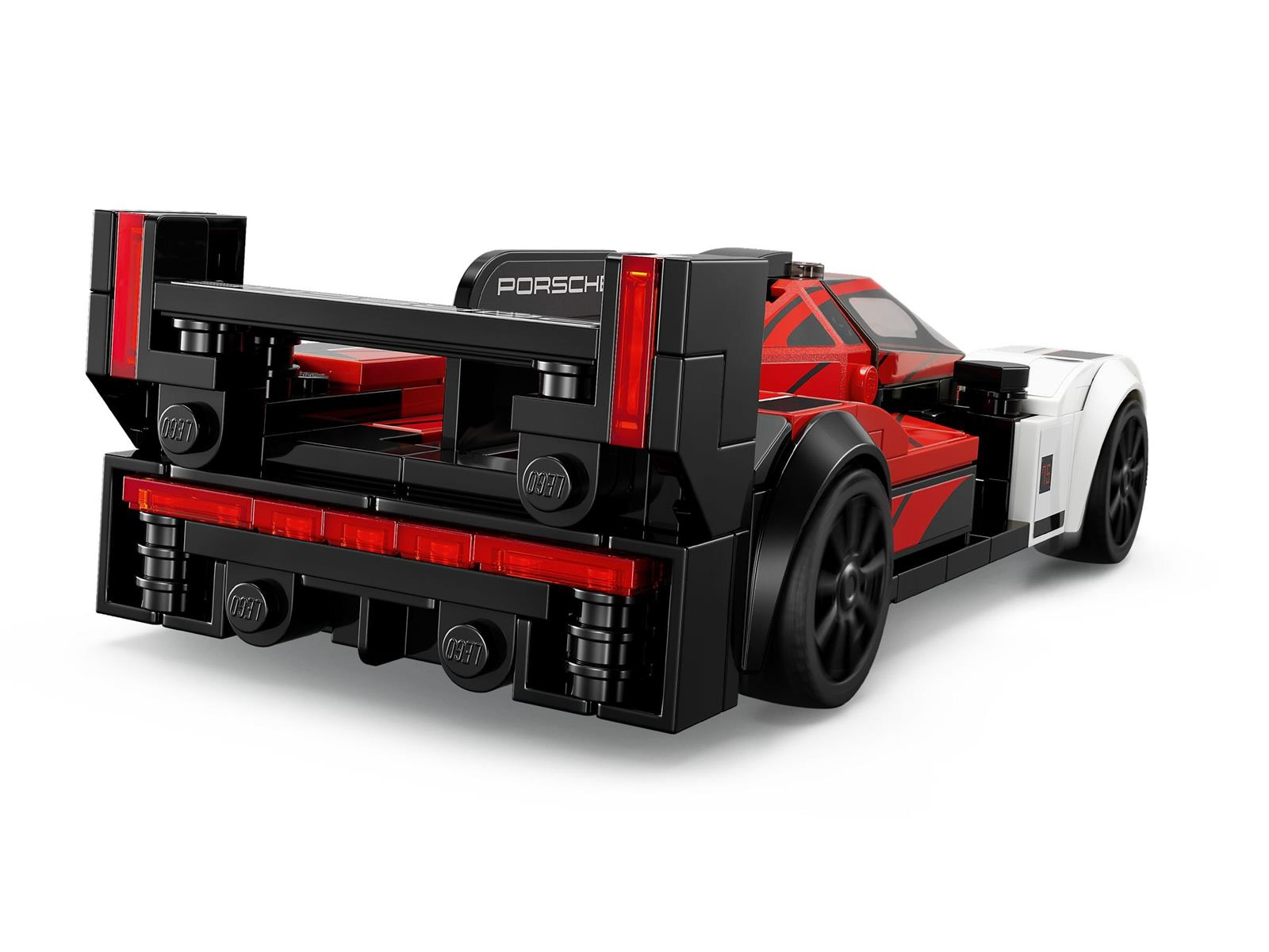 Ein roter und schwarzer Lego-Rennwagen mit weißer Front und großem Heckflügel.