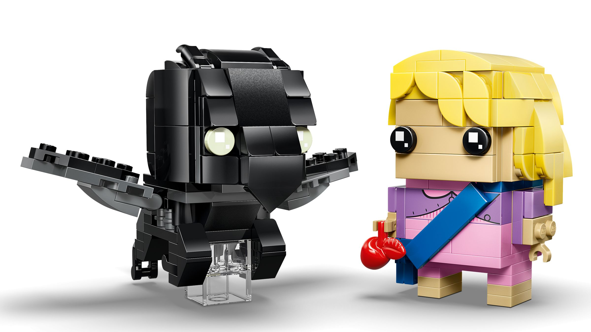 Beyaz bir arka plan önünde duran Karga Diablo ve Prenses Aurora Lego figürleri.