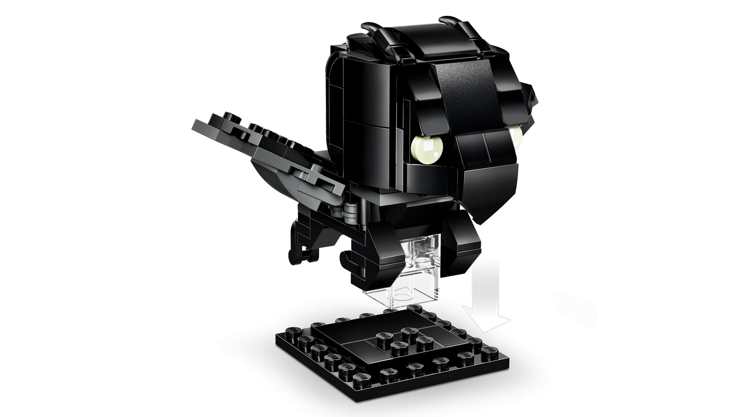 Sarı gözlü siyah bir Lego kuş modeli siyah bir zeminde duruyor.