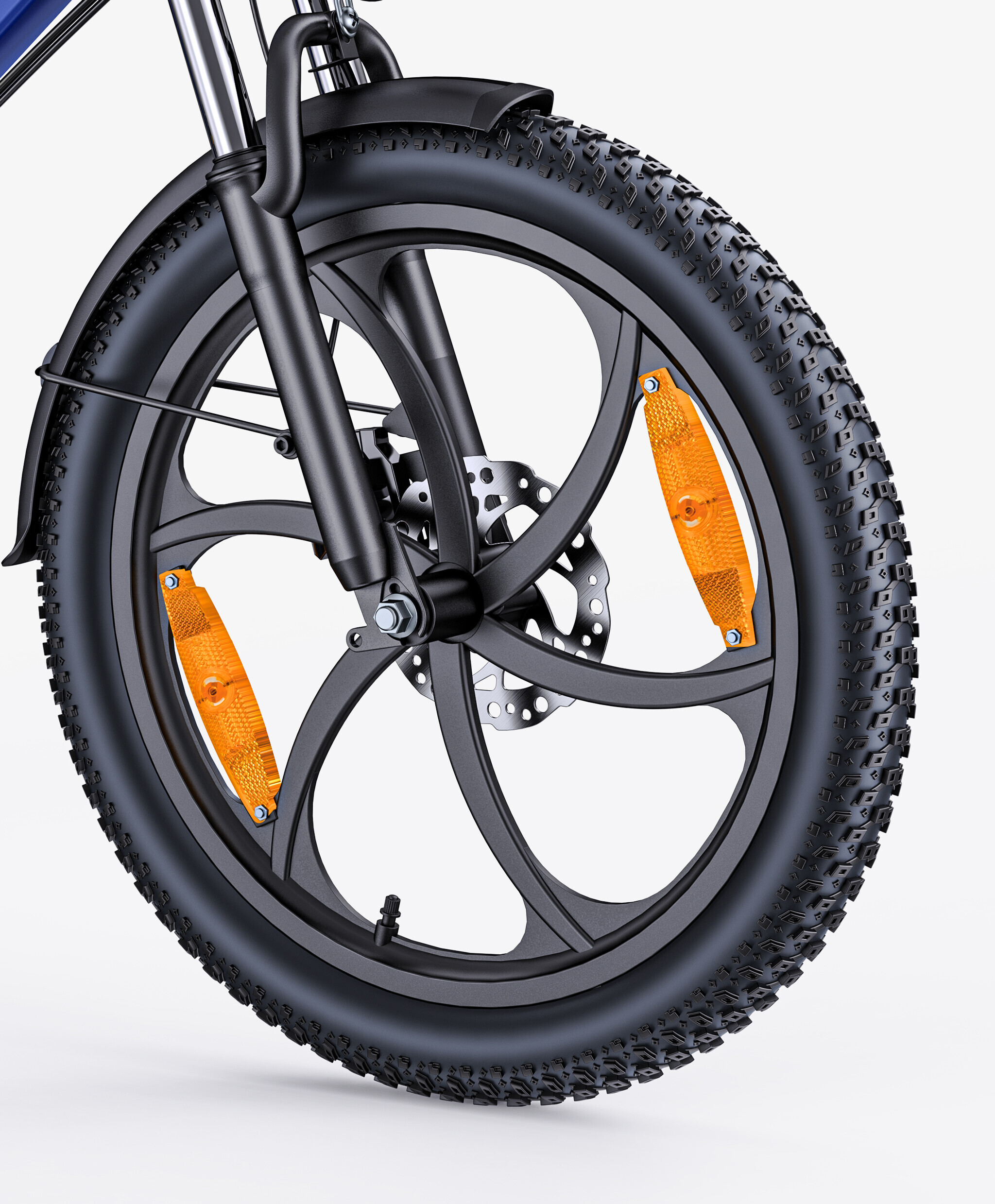 Primo piano di una ruota di bicicletta con pneumatico nero, cerchio a raggi e catarifrangenti arancioni.