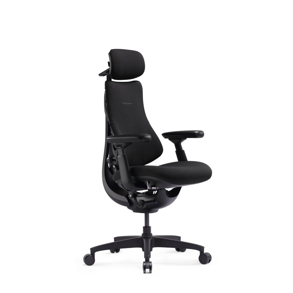 Une chaise de bureau noire ergonomique avec appui-tête, accoudoirs et roulettes sur fond blanc.