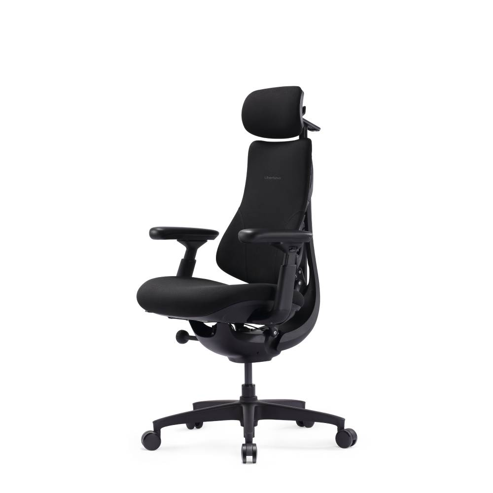 Une chaise de bureau noire ergonomique avec roulettes, accoudoirs et têtière sur fond blanc.