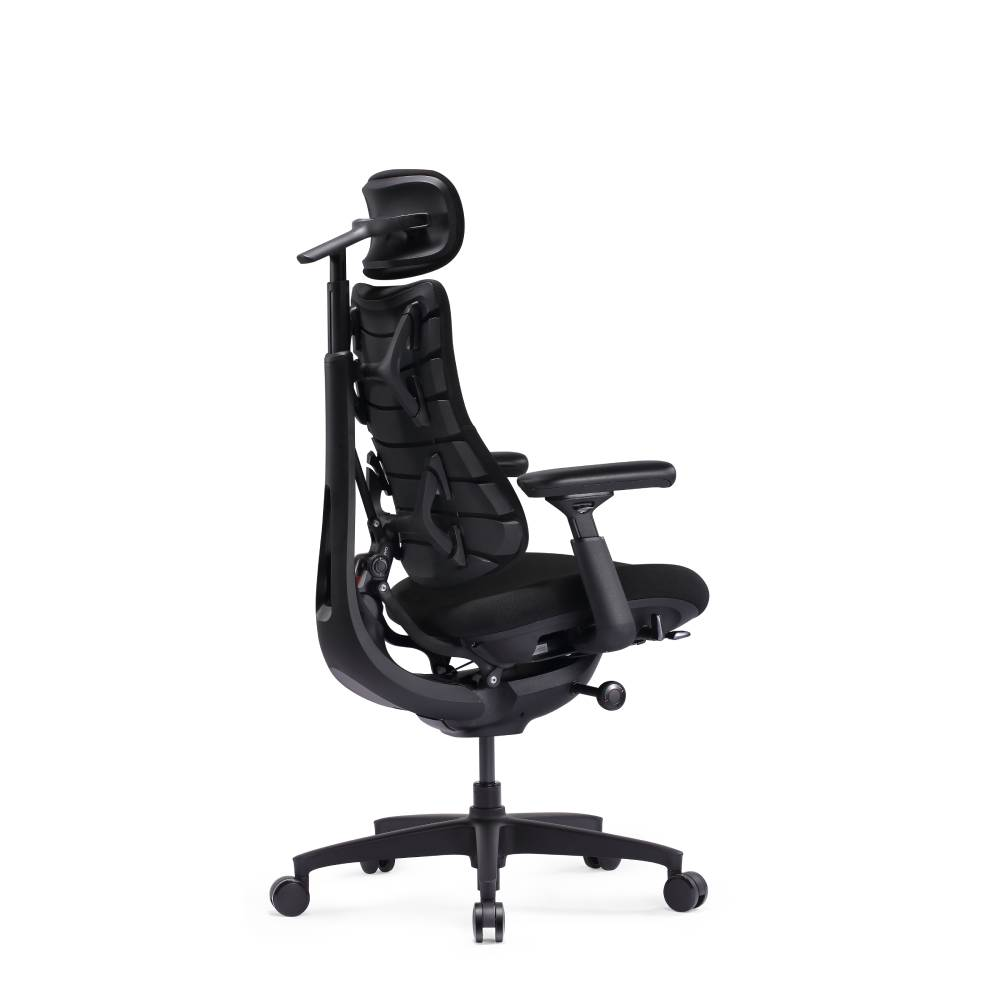 Une chaise de bureau ergonomique noire avec appui-tete et base a roulettes sur fond blanc.