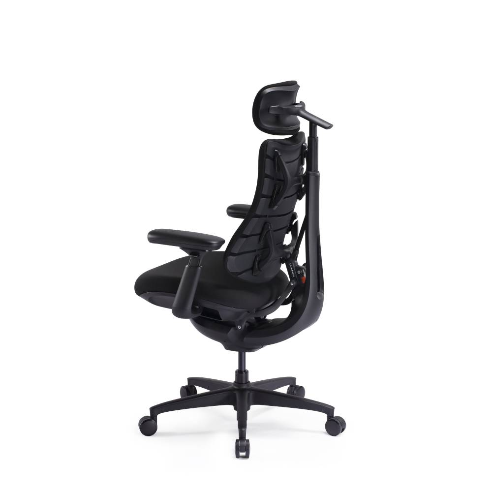 Un fauteuil de bureau ergonomique noir avec repose-tête et accoudoirs.