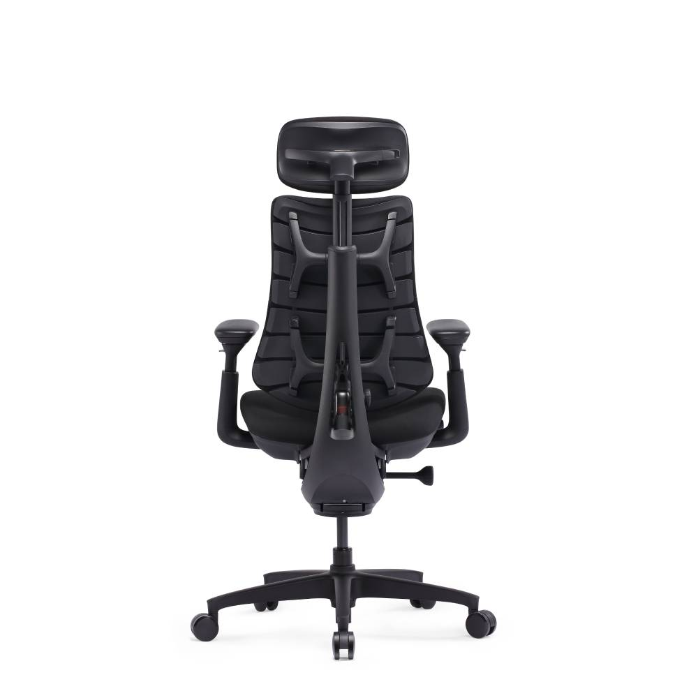 Vue arrière d'une chaise de bureau ergonomique noire avec appui-tête réglable, accoudoirs et base à roulettes.
