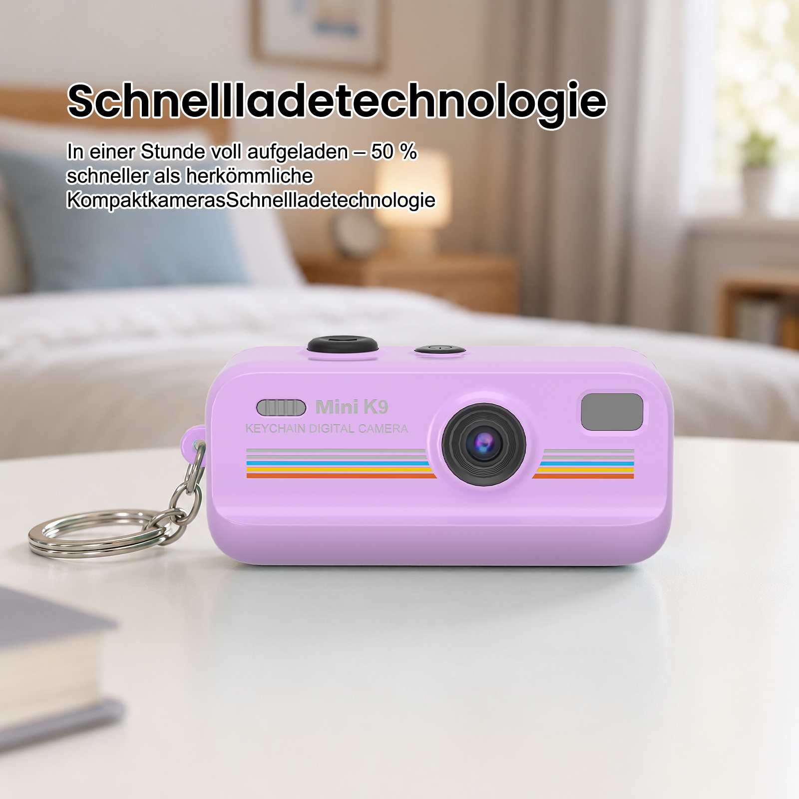 Eine lila Mini K9 Keychain Digitalkamera mit silbernem Schlüsselring steht auf einem Tisch.
