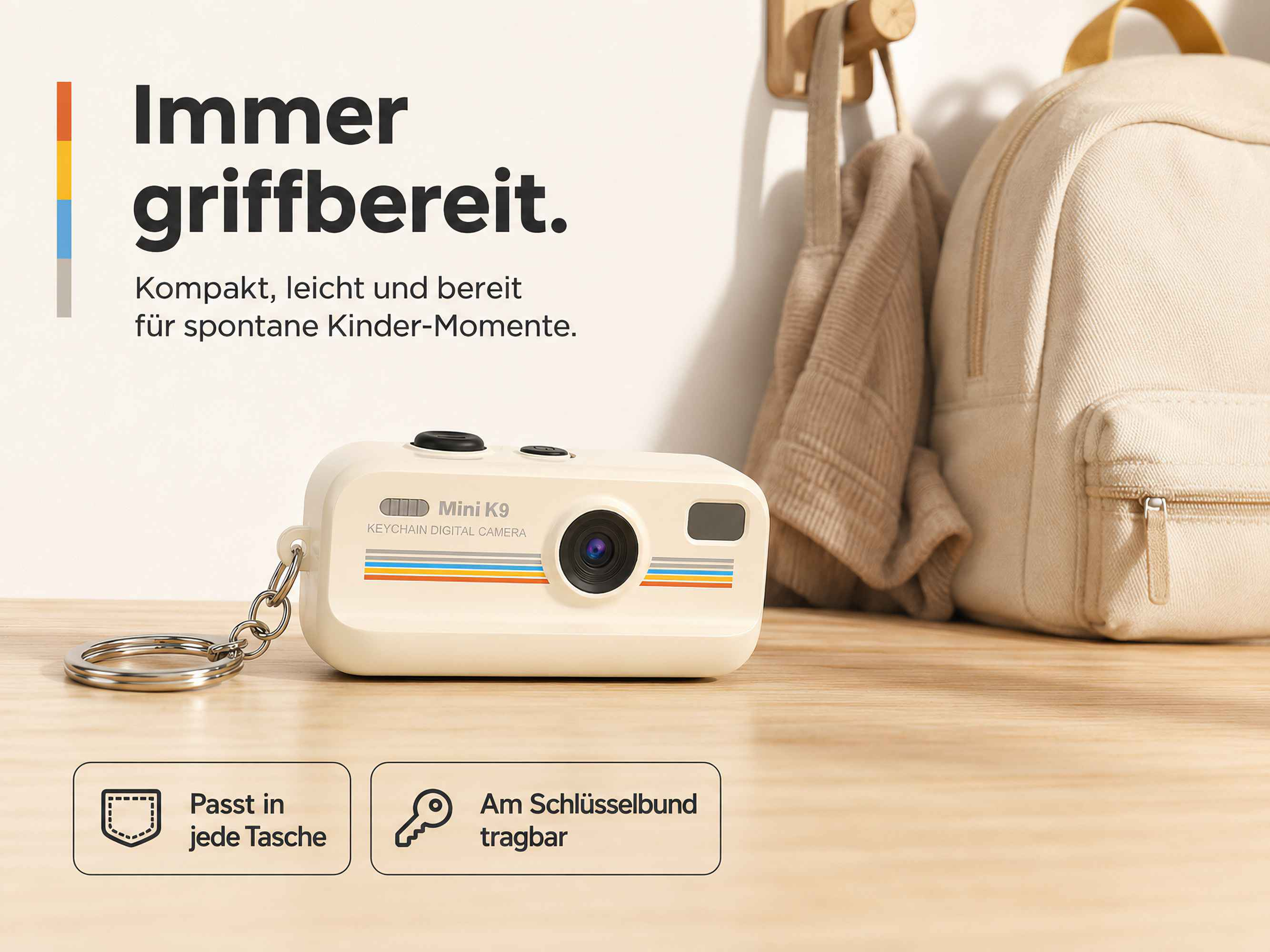 Beige Mini-Digitalkamera mit Schlüsselring auf holzfarbener Oberfläche, im Hintergrund eine Tasche.