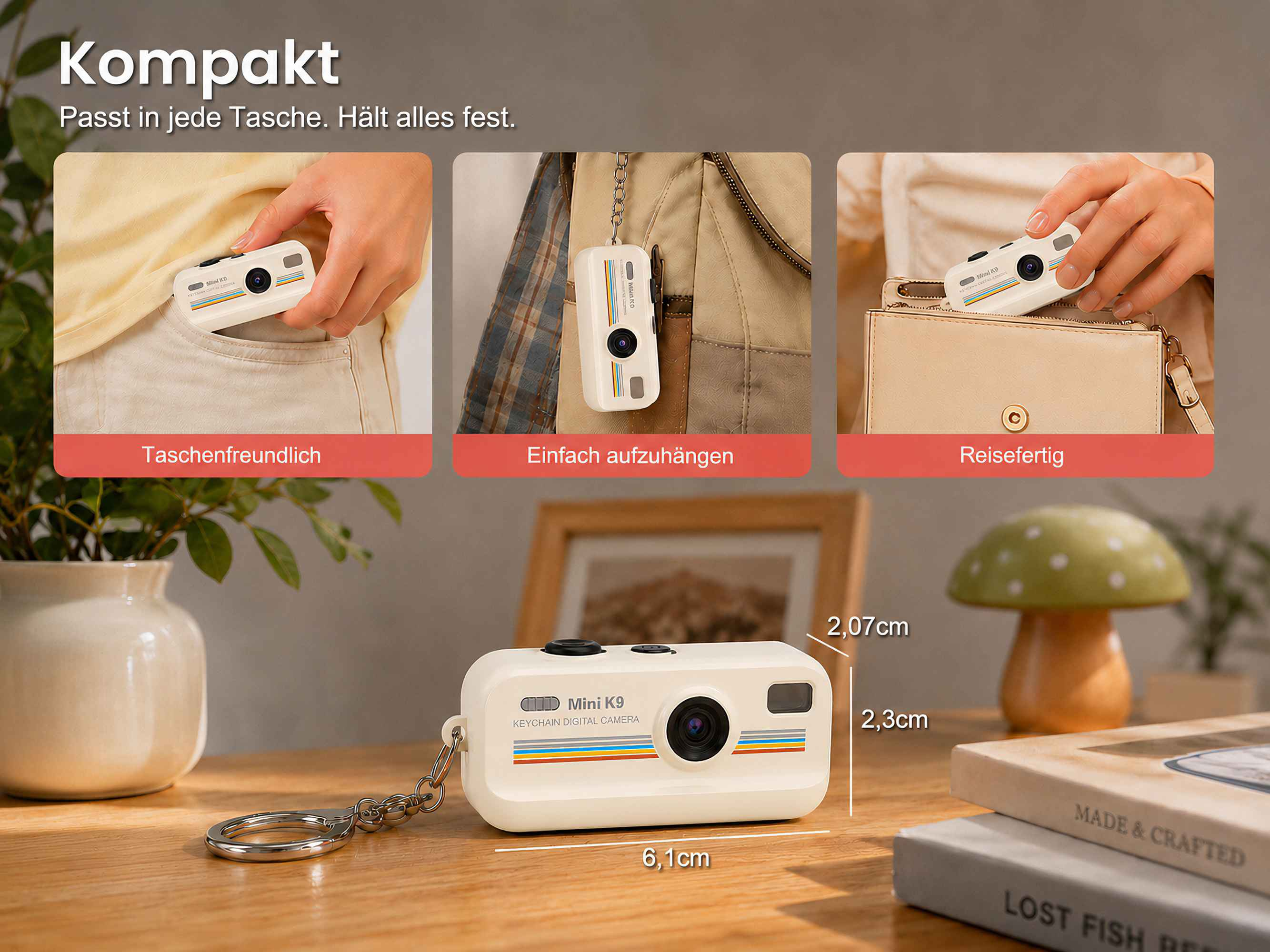 Kompakte weiße Digitalkamera mit Schlüsselanhänger, gezeigt in Tasche, an Tasche und auf Buch.