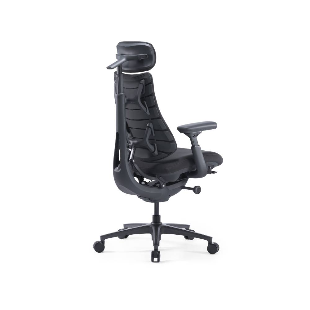 Un fauteuil de bureau noir avec dossier en maille, accoudoirs réglables et appui-tête.
