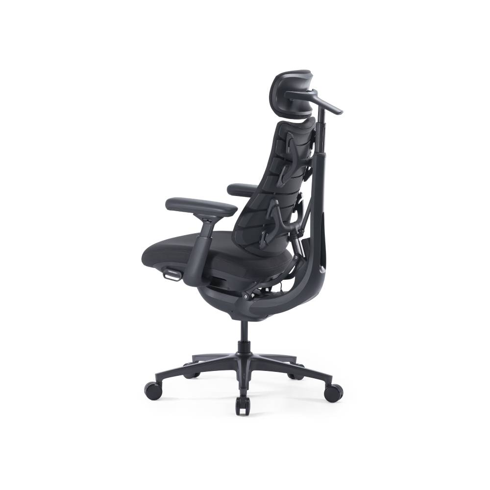 Une chaise de bureau ergonomique noire avec têtière, accoudoirs et roulettes sur fond blanc.