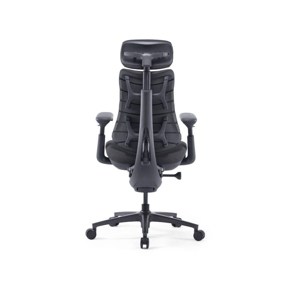 Vue arrière d'une chaise de bureau noire avec appui-tête, accoudoirs et roulettes.