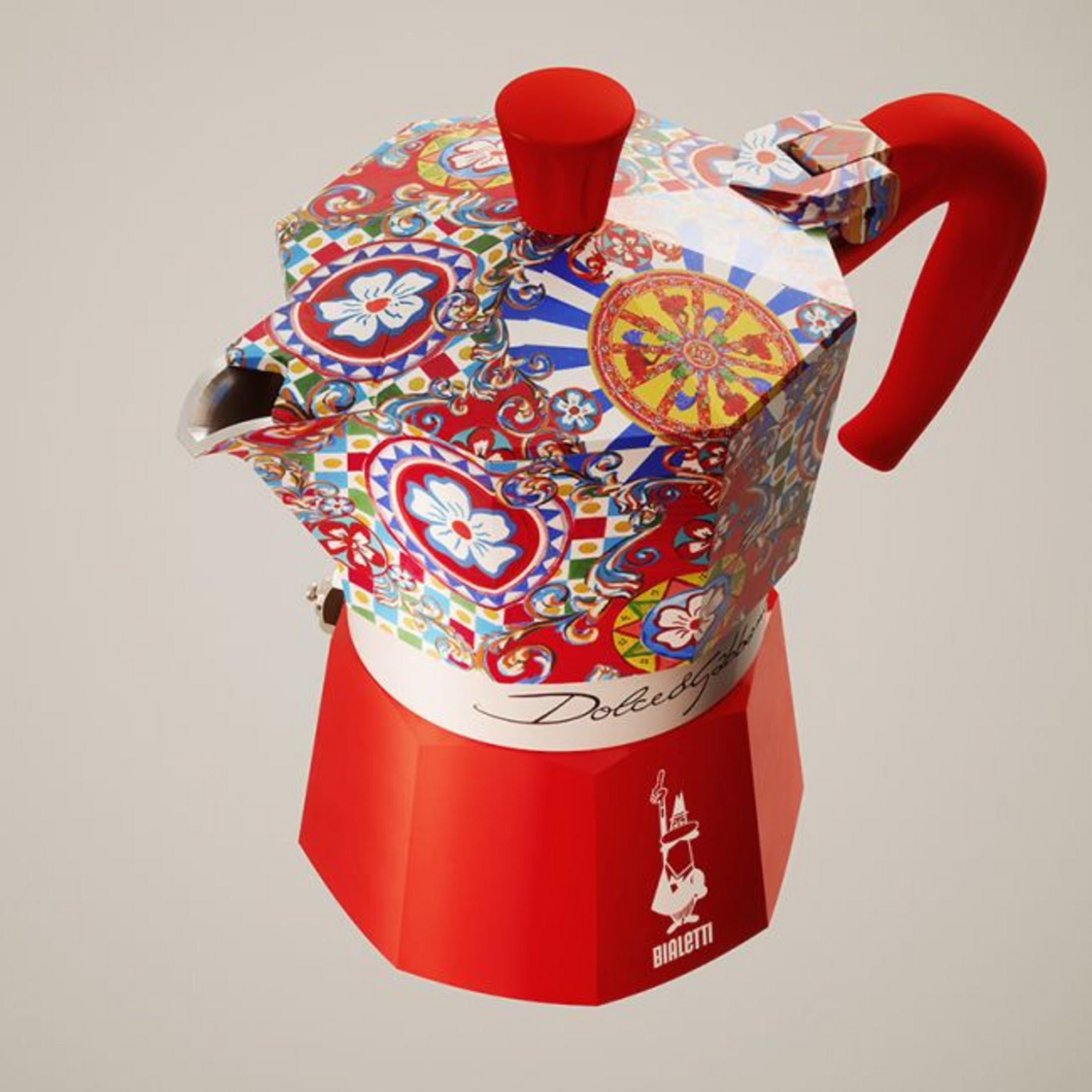 Caffettiera rossa con fantasia barocca colorata e logo Dolce & Gabbana.