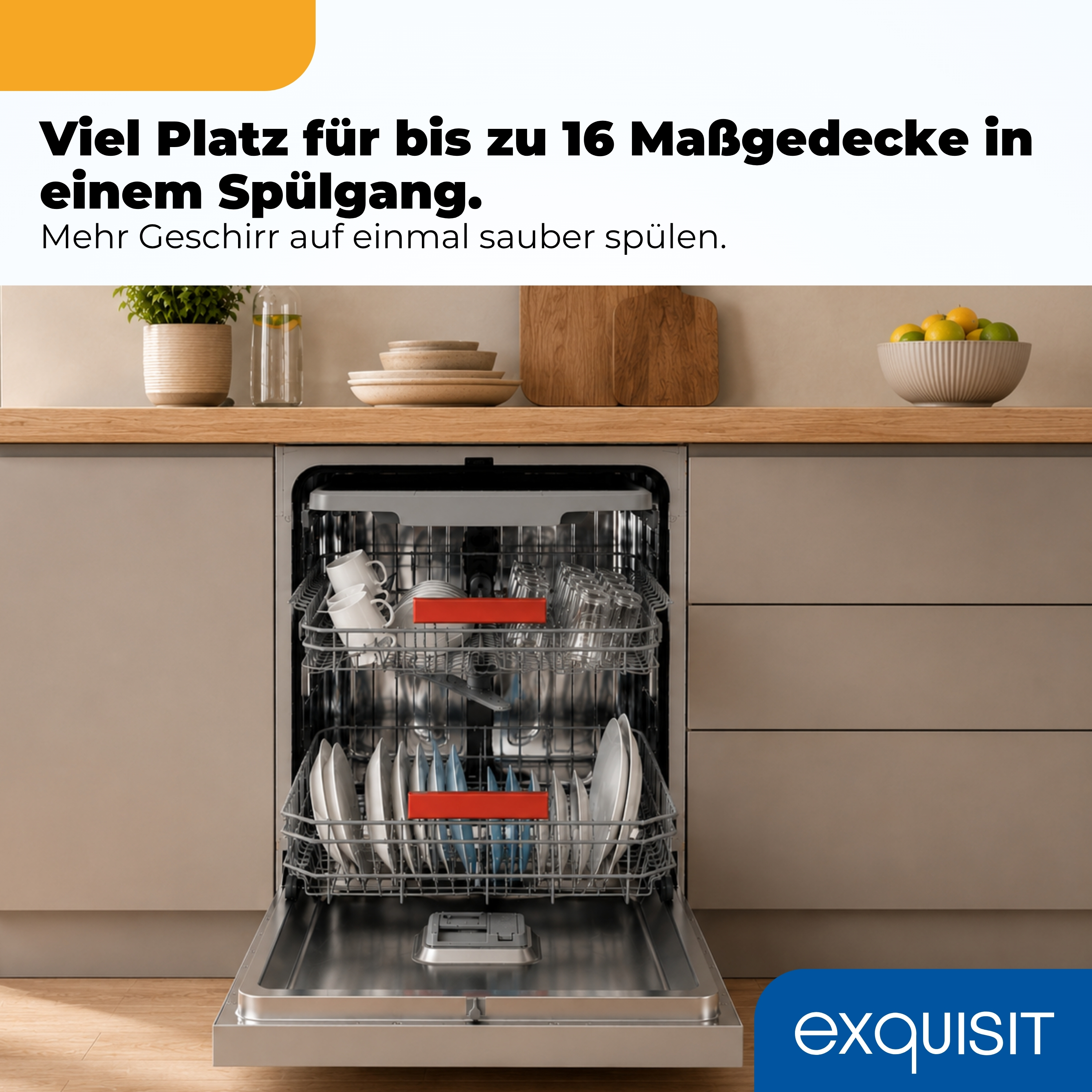 Geschirrspüler offen in einer Holzküche, mit Regalen voller Teller und Tassen, und Text oben.