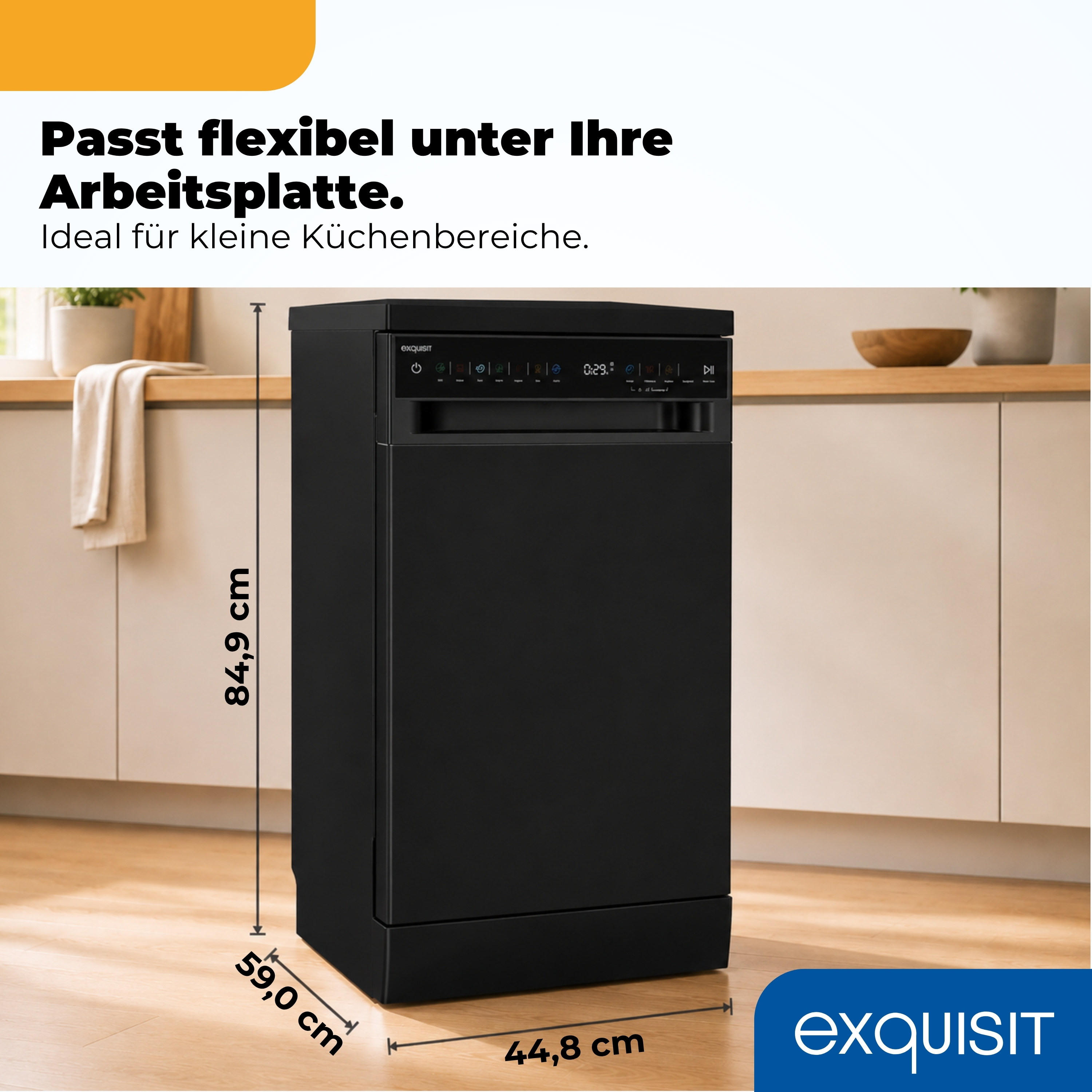 Schwarzer Geschirrspüler mit Bedienfeld und Maßangaben in einer Küche.