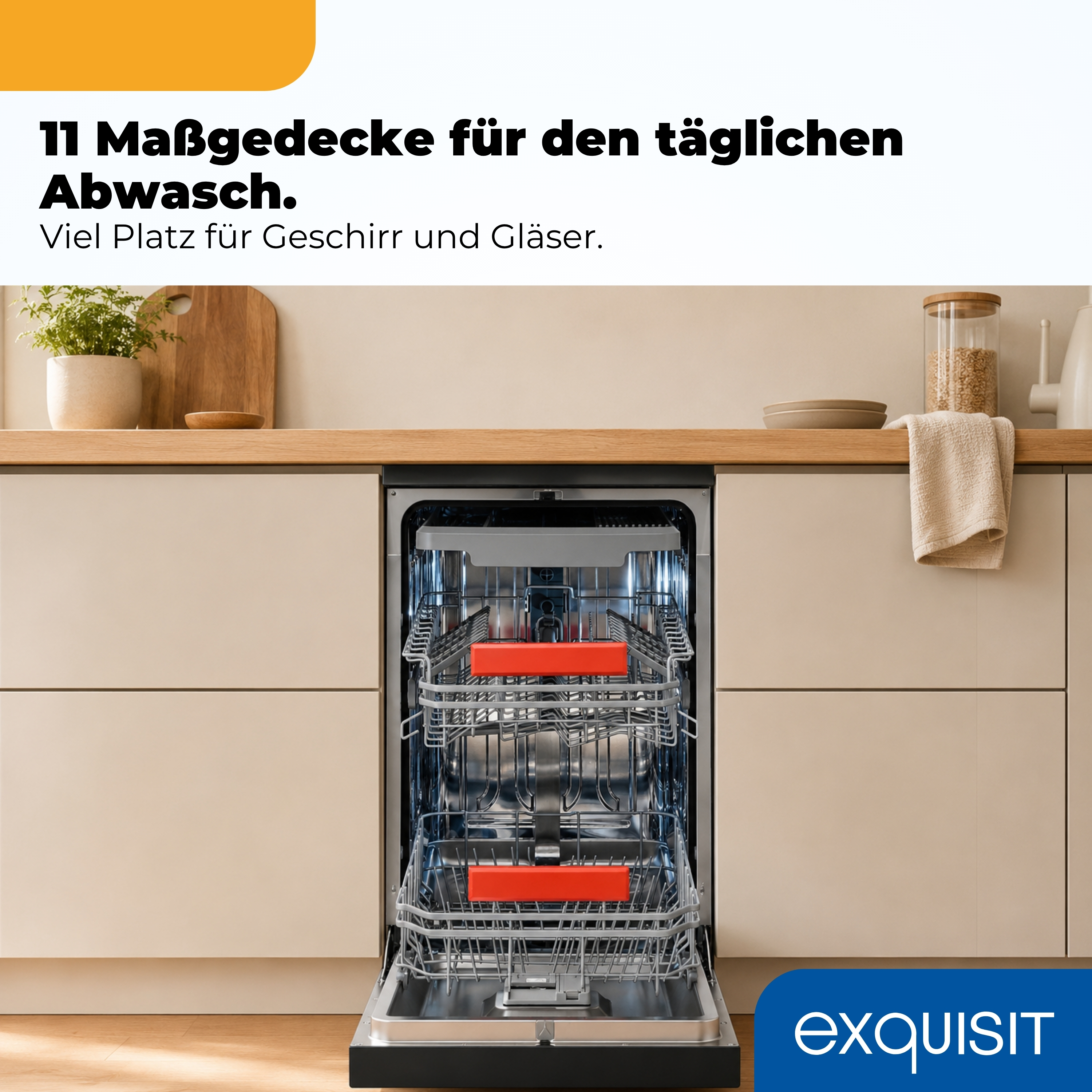 Offene Spülmaschine mit drei Körben und rotem Element. Küche im Hintergrund.