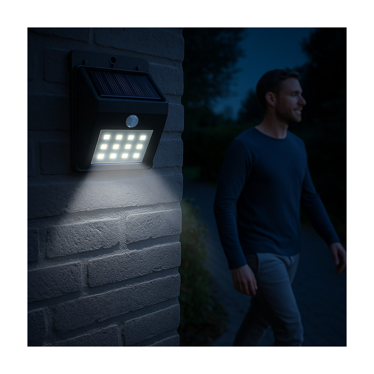 Een man loopt 's nachts langs een felverlichte lamp op zonne-energie.