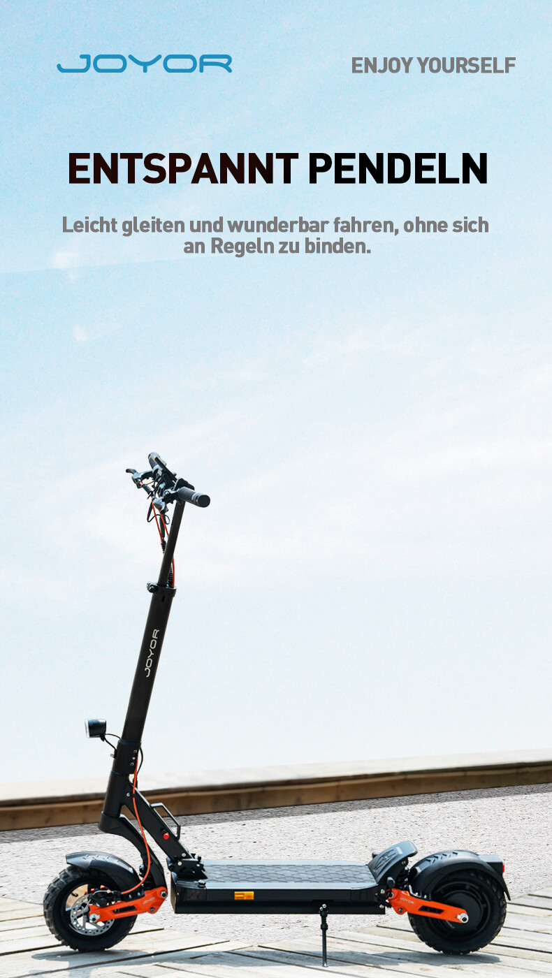 Ein schwarzer E-Scooter mit orangefarbenen Akzenten steht auf Holzplanken.