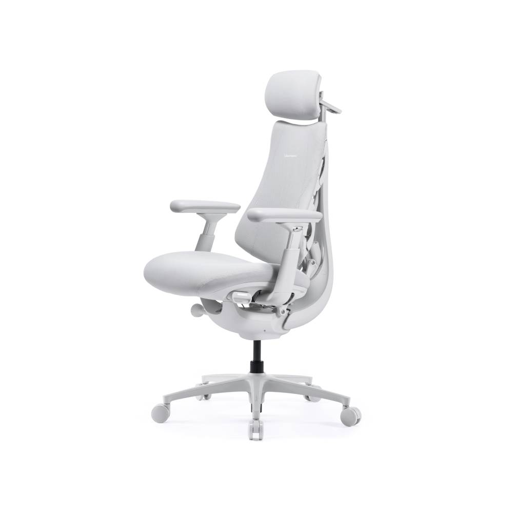 Un fauteuil de bureau ergonomique blanc avec accoudoirs et appui-tête sur fond blanc.